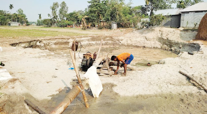 বসতভিটা উঁচু করণের নামে বালু উত্তোলন, হুমকির মুখে বাংলাদেশ-ভারত যৌথ বাঁধ