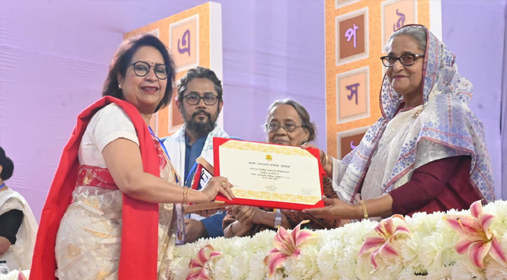 বিজয়ীদের হাতে বাংলা একাডেমি সাহিত্য পুরস্কার তুলে দিলেন প্রধানমন্ত্রী