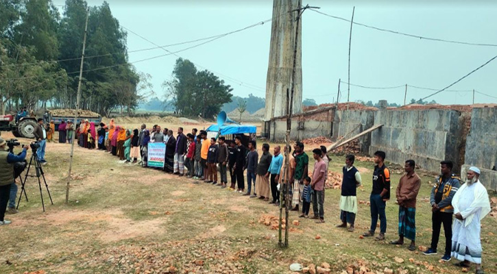 নওগাঁয় পাওনা টাকা ফেরত চেয়ে ভুক্তভোগীদের মানববন্ধন