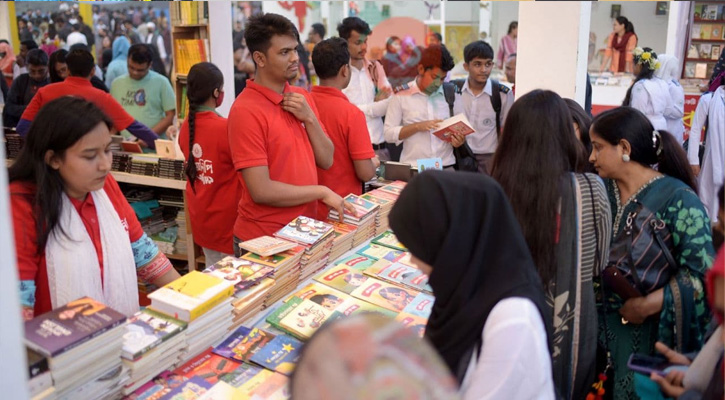 ছুটির দিনে জমজমাট বইমেলা, তবুও বিক্রি কম