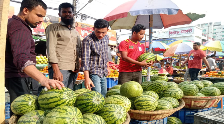 তরমুজ কিনতে ক্রেতাদের ভিড়