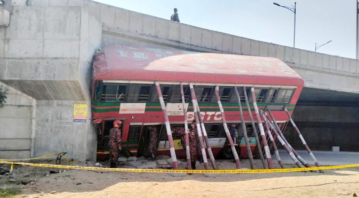 পূর্বাচলে আন্ডারপাসে দুর্ঘটনার কবলে বিআরটিসি বাস, আহত ২২