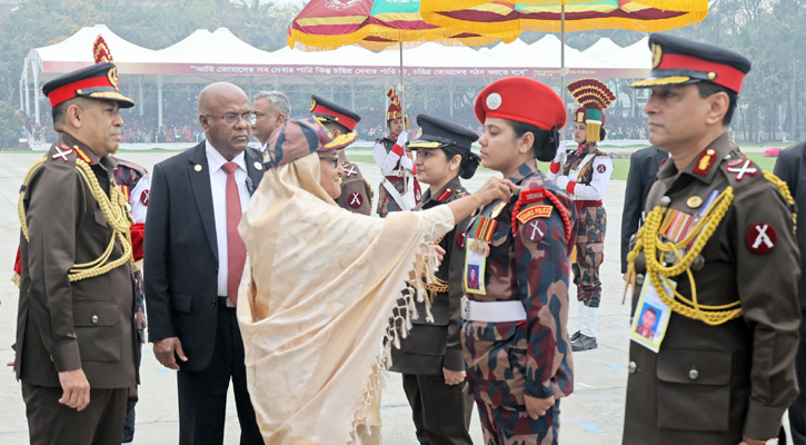 ৭২ বিজিবি সদস্যকে পদক পরিয়ে দিলেন প্রধানমন্ত্রী