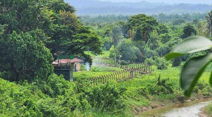 গুলি-মর্টার শেলের শব্দে টেকনাফ সীমান্তে আতঙ্ক