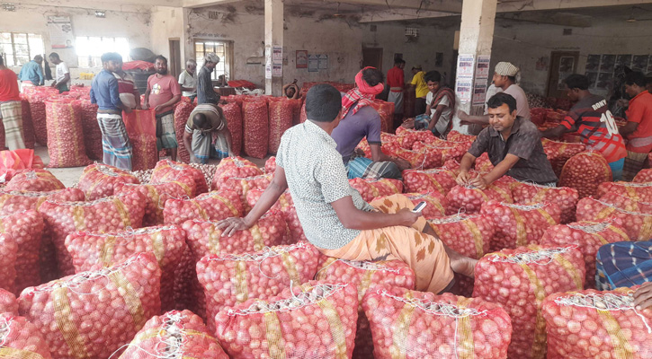 এক রাতের ব্যবধানে কেজিতে ১০-১২ টাকা বাড়ল পেঁয়াজের দাম