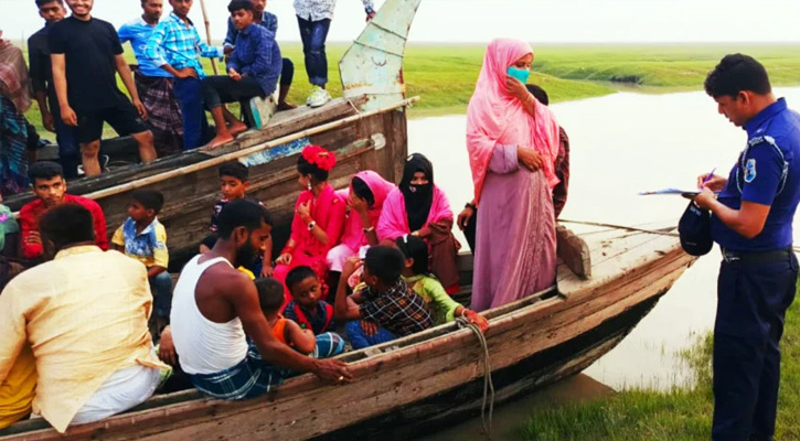 চরে আটকা ৮০ দর্শনার্থী, ৯৯৯-এ কল পেয়ে নৌপুলিশের উদ্ধার