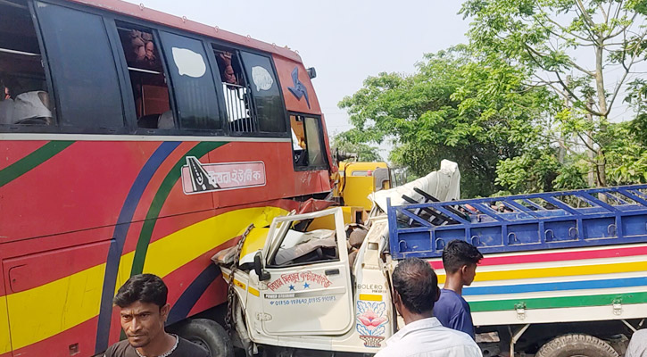 একদিনে সড়কে ঝরলো ২২ প্রাণ