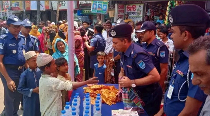 ফরিদপুর জেলা পুলিশের বিশুদ্ধ পানি ও খাবার স্যালাইন বিতরণ