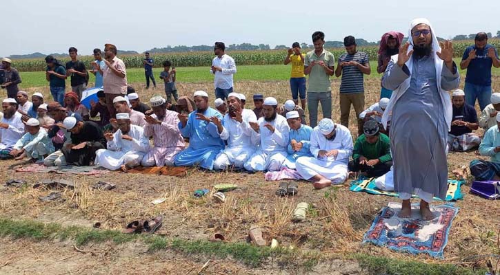 তীব্র তাপপ্রবাহে বৃষ্টি কামনায় সালথায়  মাঠের মধ্যে ইসতিসকার নামাজ আদায়