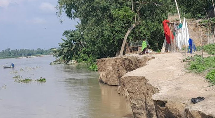 গাইবান্ধায় অস্বাভাবিক হারে বেড়েছে করতোয়ার পানি, বন্যা নিয়ন্ত্রণ বাঁধে ভাঙ্গন