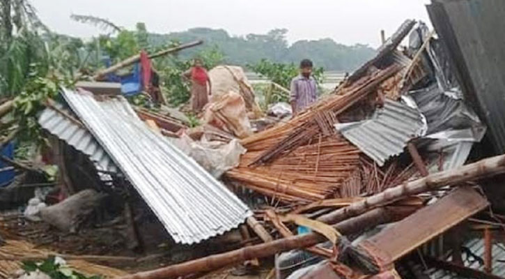 ফরিদপুরে তিন মিনিটের ঘুর্ণিঝড়ে ২০টি বসতঘর ও অসংখ্য গাছপালা লন্ডভন্ড