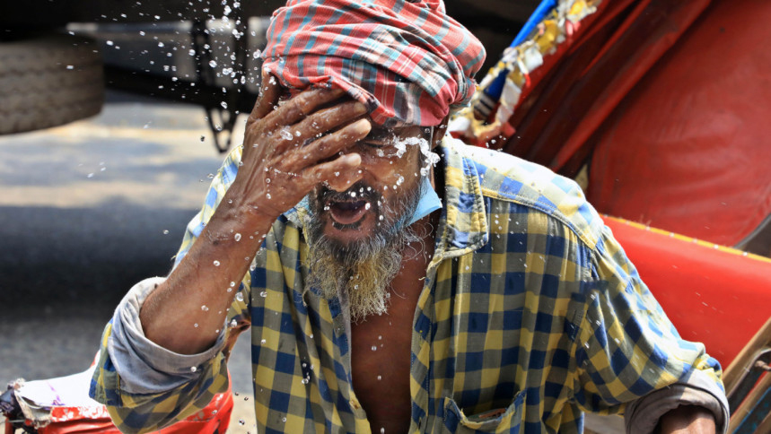 রাজধানীতে হিট স্ট্রোকে রিকশা চালকের মৃত্যু