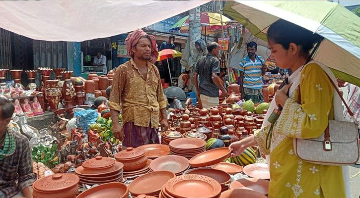 ৩ কিলোমিটারজুড়ে বসেছে মেলা