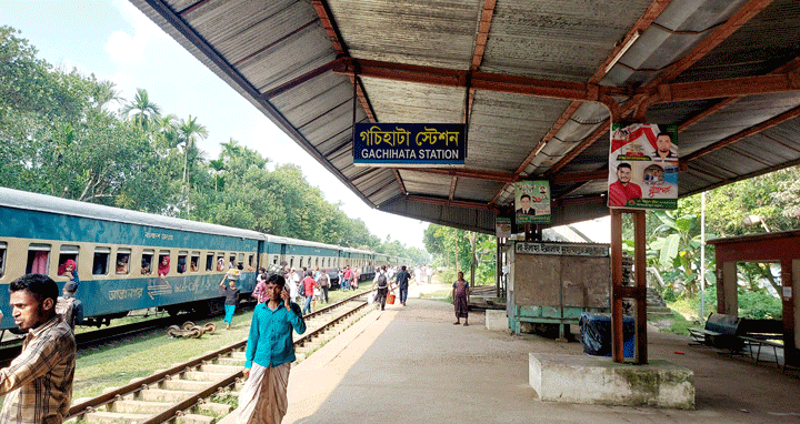 গচিহাটা স্টেশনের আউটার সিগনালে মালবাহী ট্রেনের বগি লাইনচ্যুত