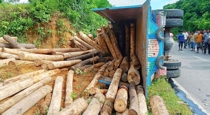 খাগড়াছড়িতে কাঠবোঝাই ট্রাক উল্টে নিহত ২ ও আহত ৫