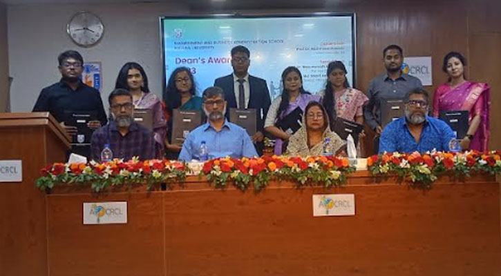 ডিনস্ অ্যাওয়ার্ড পেলেন খুবির এমবিএ স্কুলের ১১ শিক্ষার্থী