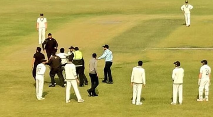 কোহলির পা ছুঁতে মাঠে ঢুকলেন দর্শক