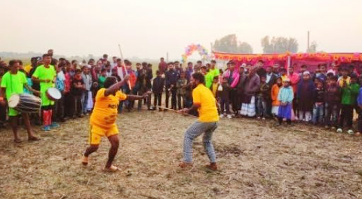 আত্রাইয়ে গ্রাম বাংলার ঐতিহ্যবাহী লাঠি খেলা অনুষ্ঠিত