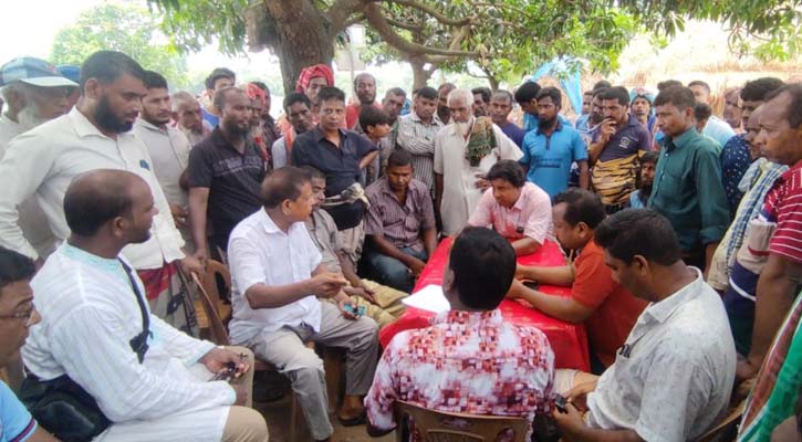 মহানন্দা নদীতে অবৈধভাবে মাটি উত্তোলন বন্ধ করলো গ্রামবাসী