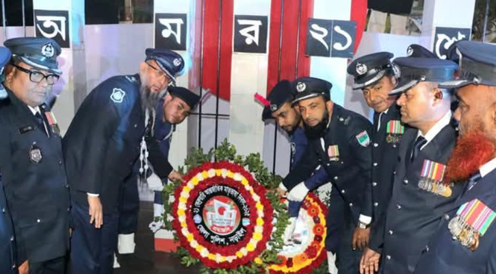নড়াইলে শহীদদের বেদীতে পুষ্পস্তবক অর্পণ জেলা পুলিশের