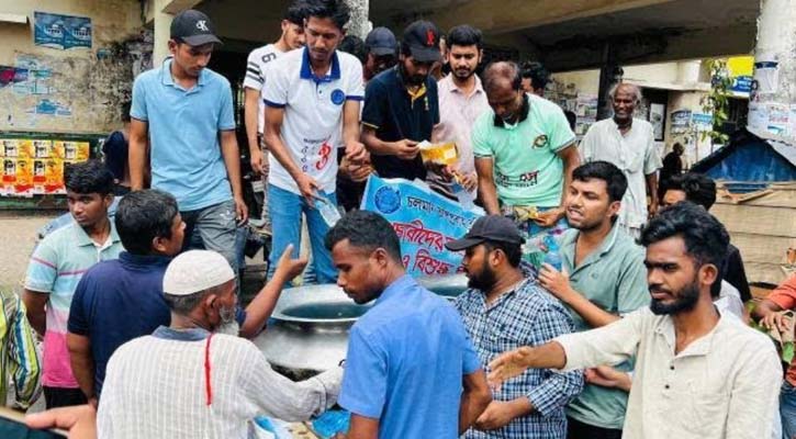 নরসিংদীতে পথচারিদের পাশে পানি ও স্যালাইন নিয়ে একদল যুবক