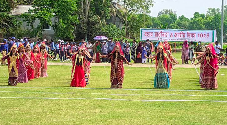 মানিকগঞ্জে স্বাধীনতা দিবসে পুতুলের আদলে শিশুদের নাচ