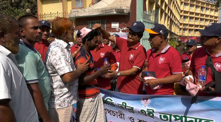 শ্রমজীবীদের পাশে রাজশাহী শিক্ষা বোর্ড চেয়ারম্যান