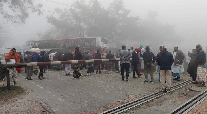 সিরাজগঞ্জে  ঘন কুয়াশায় ট্রেনের সঙ্গে বাসের ধাক্কা; নিহত ১, আহত ২০