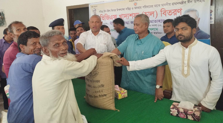 হাতীবান্ধায় ভিজিএফের চাল বিতরণ