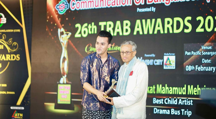 লুঙ্গি পরে নজর কাড়লেন মিস্টার ইউনিভার্স রিফাত!