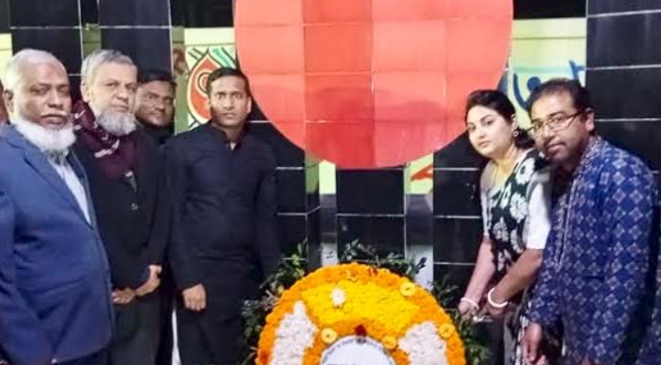 শালিখায় একুশের প্রথম প্রহরে শহীদ বেদীতে পুষ্পস্তবক অর্পন