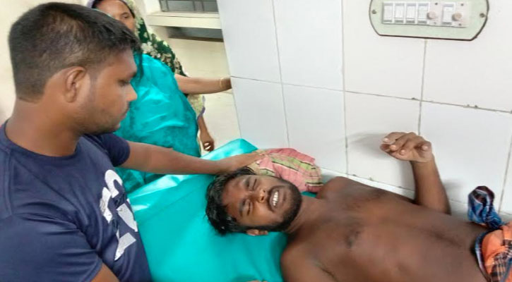 শেয়াল থেকে দৌড়ে বাঁচলেন দুই কলেজ ছাত্র,চিকিৎসা নিলেন স্বাস্থ্য কমপ্লেক্সে