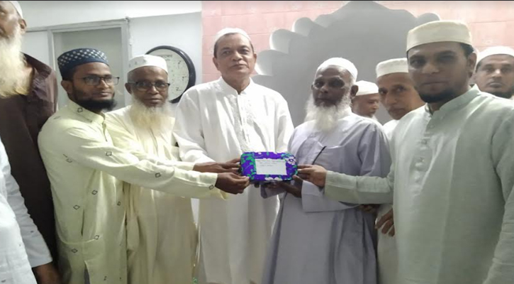  বয়স্ক কুরআন প্রশিক্ষণ কোর্সের শিক্ষার্থীদের মাঝে পুরস্কার বিতরণ