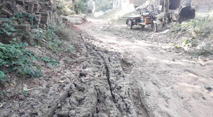 তানোরে কর্মসূচির শ্রমিক প্রকল্পে কাজ না করে মহিলা ভাইস চেয়ারম্যানের পুকুরে
