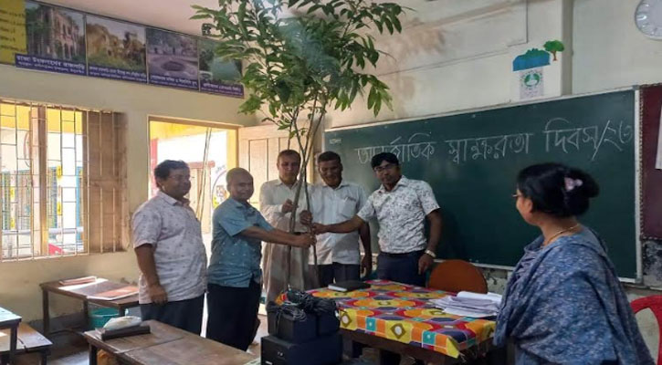 রাণীশংকৈলে শিক্ষা কর্মকর্তার অর্থায়নে ৩৫ শিক্ষাপ্রতিষ্ঠানে গাছের চারা বিতরণ