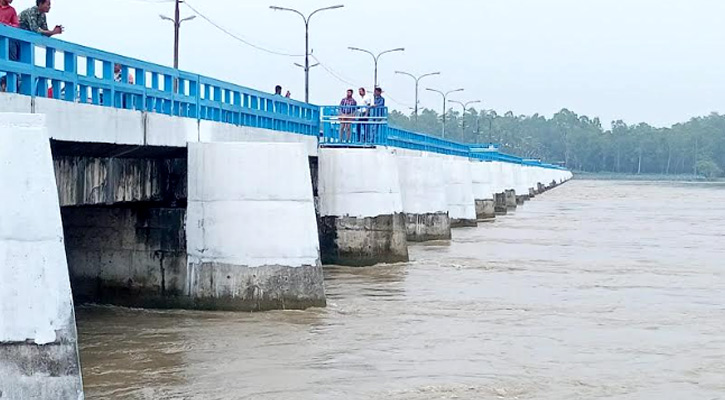 ফুঁসে উঠেছে তিস্তার পানি, খুলে দেওয়া হয়েছে ৪৪ গেট