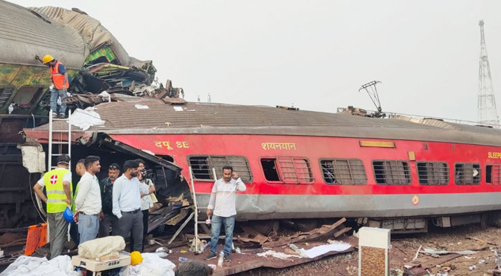 ভারতে ভয়াবহ রেল দুর্ঘটনায় নিহত বেড়ে ২৩৩