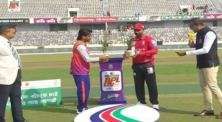 দুই অধিনায়কের গাছের চারা বিনিময়