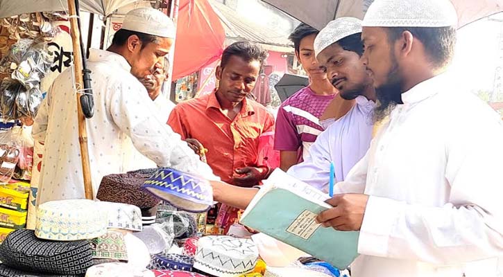 ভাঙ্গুড়ায় ঈদ কেনাকাটায় জমে উঠেছে টুপি কেনাকাটা