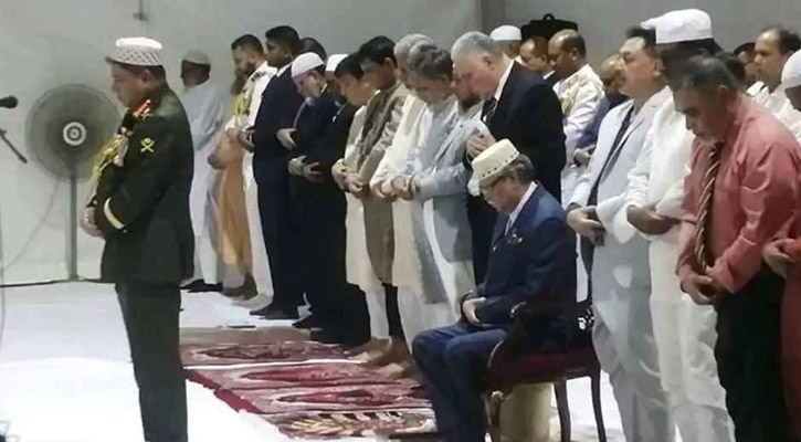সেনাপ্রধানের ইমামতিতে নামাজ পড়লেন রাষ্ট্রপতিসহ অতিথিরা
