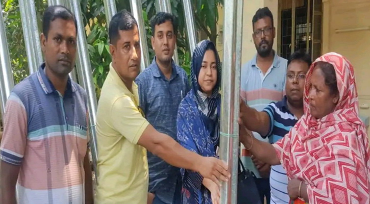 পাইকগাছায় ইউএনও’র টিন বিতরণ