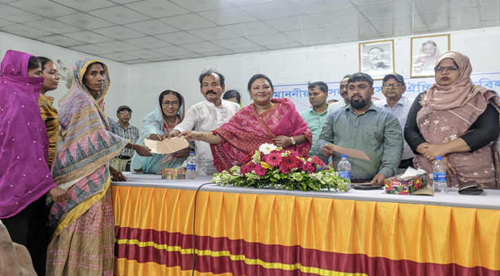 মানিকগঞ্জে এমপি মমতাজের ঐচ্ছিক তহবিলের চেক বিতরণ