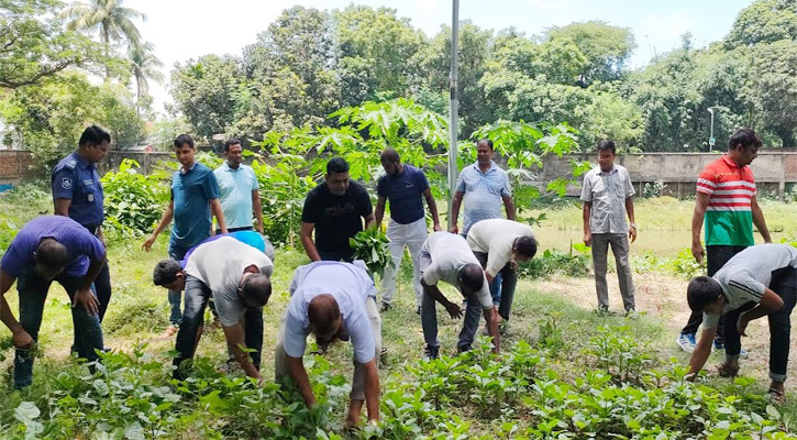 ডেঙ্গু প্রতিরোধে আত্রাই থানায় পরিচ্ছন্নতা কার্যক্রম