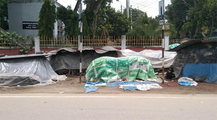 বিদ্যালয়ের প্রাচীর ঘেষে চামড়ার স্তুপ, ভোগান্তিতে শিক্ষার্থীরা