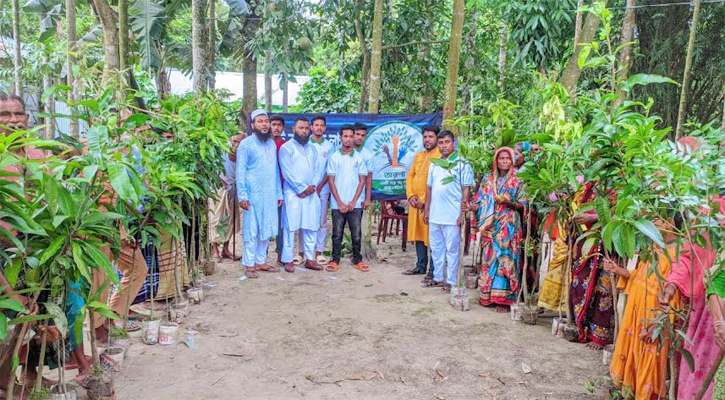 উলিপুরে ফল ও ঔষধি গাছ বিতরণ