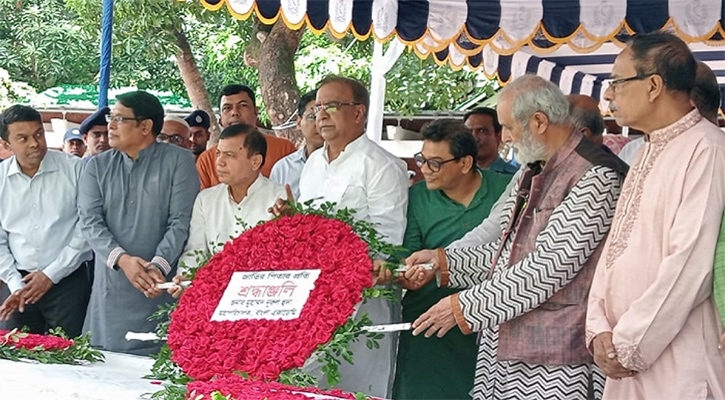 টুঙ্গিপাড়ায় বঙ্গবন্ধুর সমাধিতে সংস্কৃতি প্রতিমন্ত্রীর শ্রদ্ধা