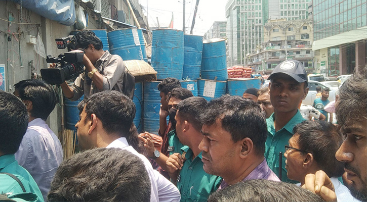 কারওয়ান বাজার কাঁচামালের আড়ৎ বন্ধে ঢাকা উত্তরের অভিযান