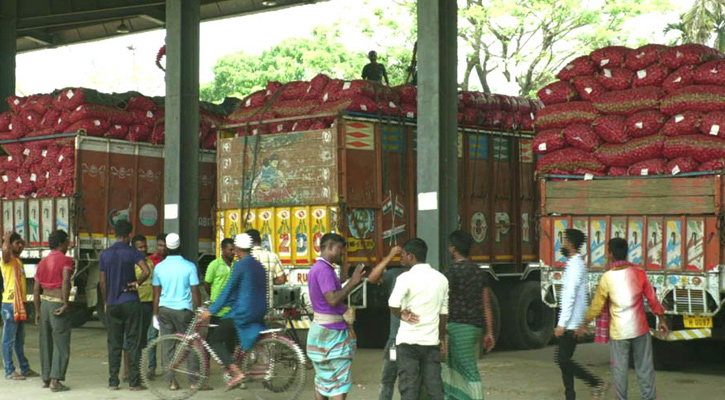 ৩ মাস পর বেনাপোল দিয়ে পেঁয়াজ আমদানি শুরু