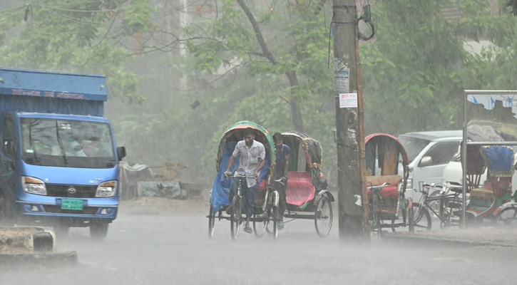 সকালেই মুষলধারে বৃষ্টি, সাথে ঝোড়ো হাওয়া