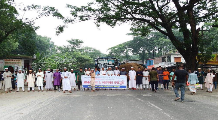 ইবি শিক্ষককে হামলার প্রতিবাদে মহাসড়ক অবরোধ